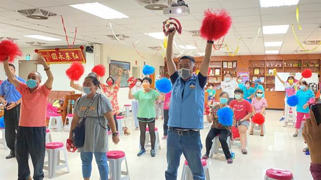 台湾羽球黄金男双「麟洋配」闯进东奥前4强，金门县长杨镇浯专程赴李洋在古寧头老家与乡亲一起集气加油。（县府提供）