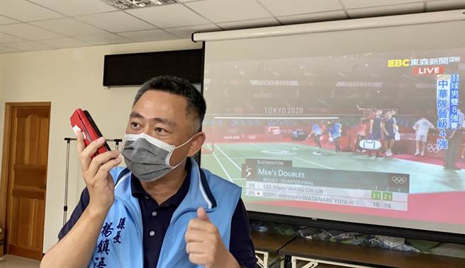 金门县长杨镇浯开心与李洋父亲李峻淯通电话，祝福他拿金牌回来配高粱。（县府提供）