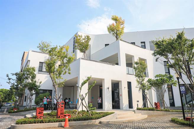 台中市立图书馆外埔分馆建筑外观呼应外埔田园印象，有「外埔小白宫」美名。（王文吉摄）