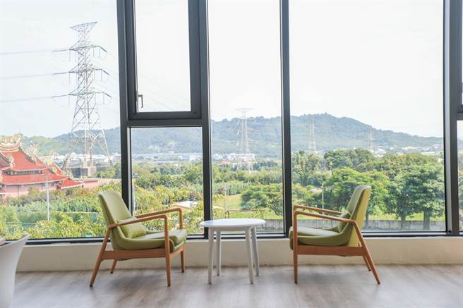 台中市立图书馆外埔分馆导入自然美景，室内大片玻璃纳入山景，读者可远眺铁砧山和火炎山。（王文吉摄）