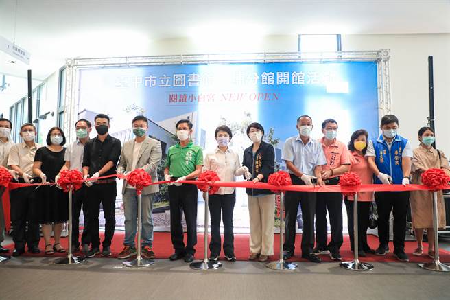 台中市长卢秀燕（中）等出席市立图书馆外埔分馆剪彩开馆启用仪式。（王文吉摄）