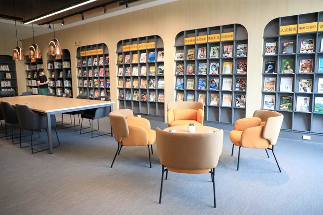 台中市立图书馆外埔分馆以「分龄分眾」原则，为儿童、青少年、亲子和乐龄等族群量身打造舒适的阅读环境。（王文吉摄）