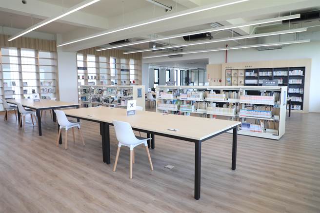 台中市立图书馆外埔分馆以「分龄分眾」原则，为儿童、青少年、亲子和乐龄等族群量身打造舒适的阅读环境。（王文吉摄）