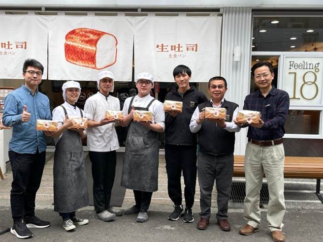 弘光科技大学与18度C巧克力工房合作产业学院，店内生吐司是超夯商品。（弘光科大提供／王文吉台中传真）