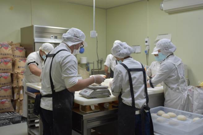 弘光科技大学与18度C巧克力工房合作产业学院，选送3名优秀学生学习学习商业制程、市场行销等。（弘光科大提供／王文吉台中传真）