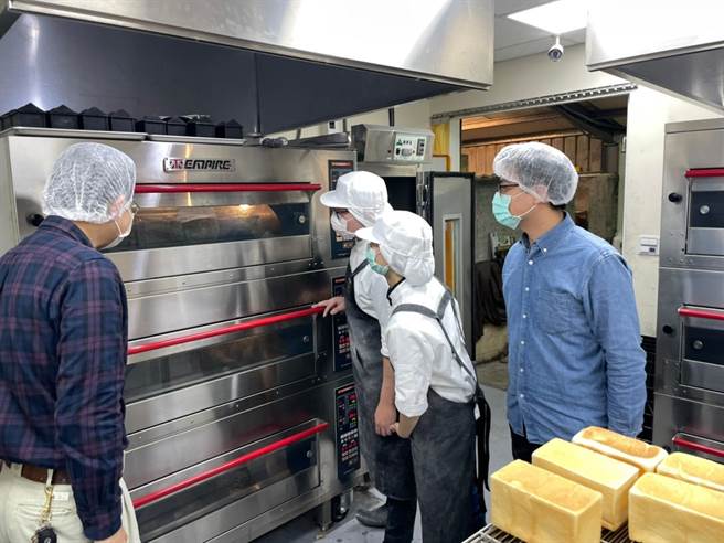 弘光科技大学3名学生进入18度C巧克力工房，学生学习生吐司烘培。（弘光科大提供／王文吉台中传真）