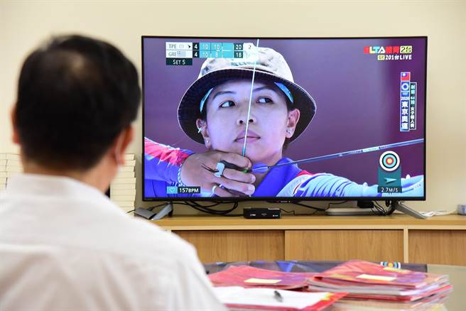 新竹县长杨文科29日放下手边公事，隔海为新竹县的子弟林佳恩加油，祝福她在接续的女子射箭个人赛的赛程中，能顶住压力、继续前进。（翻摄照片）