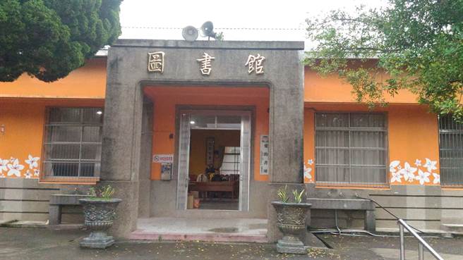 新竹新埔国中图书馆于民国42年夏天建成。十二兵团怒潮学校原本透过发行爱国奖券筹款要盖大礼堂，但因怒潮学校后来迁到金门，故将款项用以兴建图书馆。（记者宋秉忠摄）