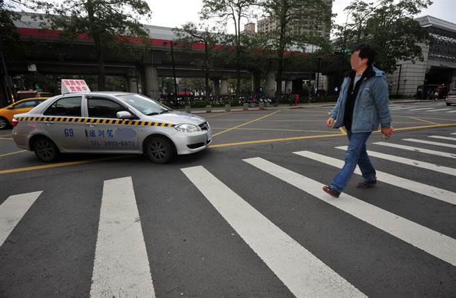 遲到小學生闖紅燈遭機車撞，因他跑在行人穿越道上，擁有路權，騎士被依過失傷害起訴。（中時資料照 劉宗龍攝） ）