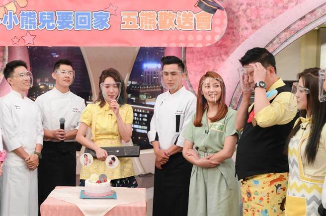 曾国城（右一）不舍五熊离开《型男大主厨》，泪洒摄影棚。（三立提供）