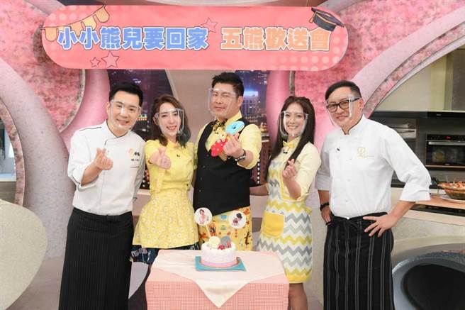 《型男大主厨》开录，竟是五熊（左二）欢送会。（三立提供）
