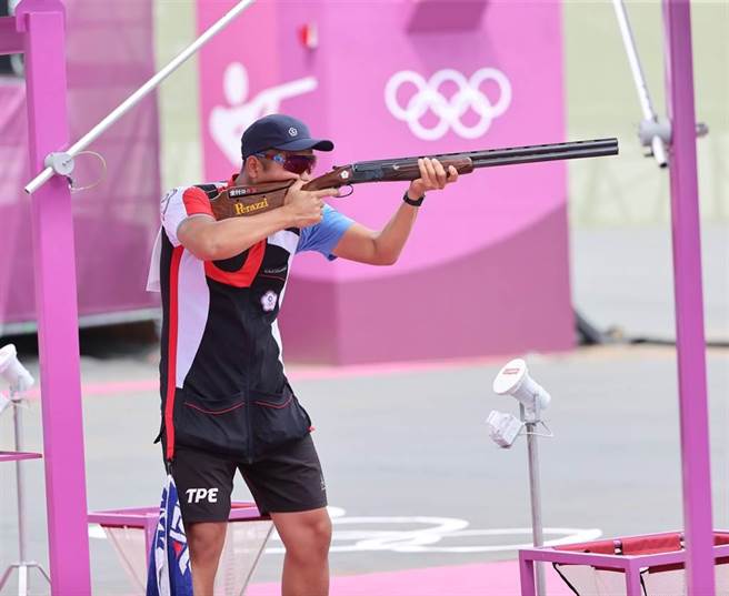 台灣射擊好手楊昆弼29日迎接第二天東京奧運男子不定向飛靶資格賽，29日2局比賽必須都射出滿靶才有機會挺進決賽，楊昆弼首輪果然射出滿靶的好成績，但二輪卻失誤只射出24分最終以121分拿下第14名無緣晉級。（本報資料照片）