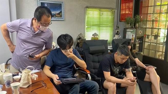 由於比賽沒有現場轉播，楊裩弼一家人只能在家中守候教練傳來的訊息，還有官網線上文字比數了解比賽情形，心情也跟著比分上上下下。（吳建輝攝）