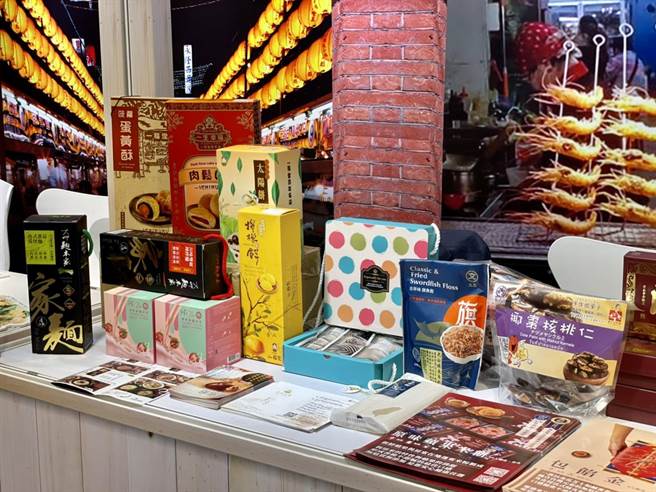 香港旅展台湾馆展出多样特色伴手礼。（参山处提供／王文吉台中传真）