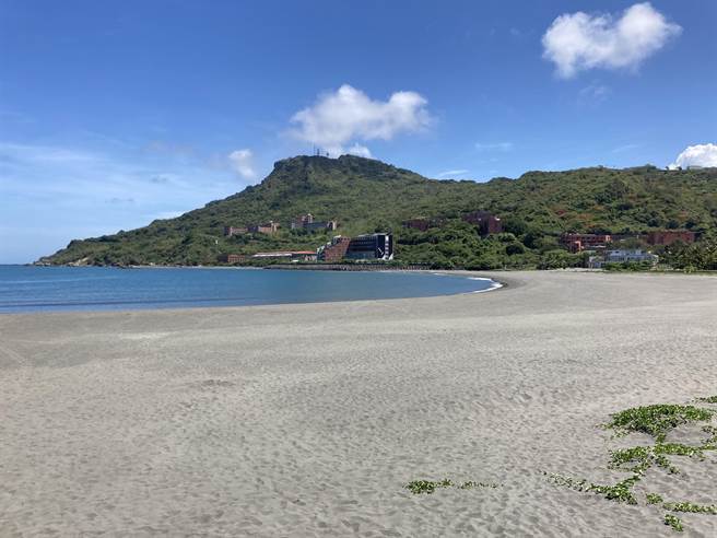 因應疫情，海洋委員會29日推出《台灣海洋遊憩永續管理指引》，提供涉海相關機關及地方政府參考運用。圖為高雄西子灣沙灘。（本報資料照片）