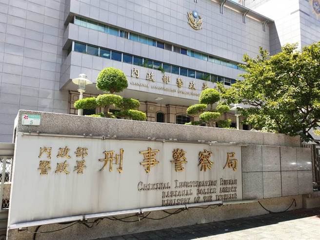 刑事局逮捕黑道大哥王鑫，偵訊中。（翻攝畫面）