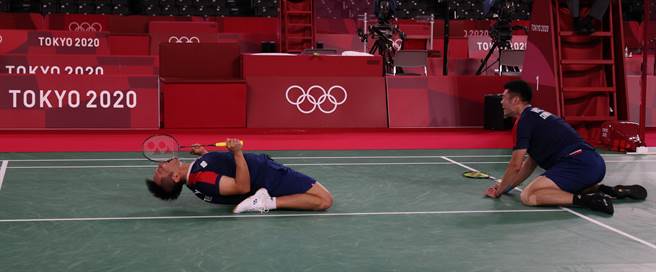 李洋（左）、王齐麟（右）在东京奥运男双8强赛获胜后，心情激动。（体育署提供）