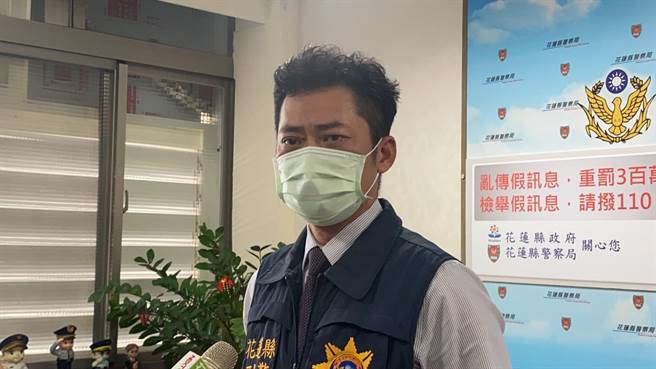 花莲刑大副大队长韩修爱说明28日警方前往刘信和药局及家中搜索的相关事宜。（罗亦晽摄）