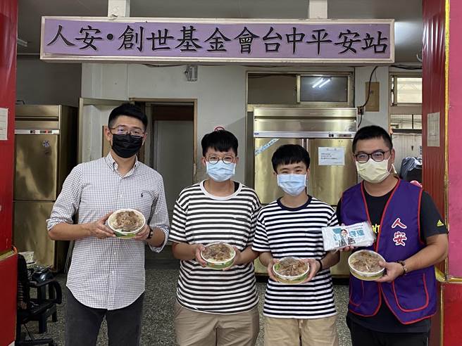 台中市议员黄守达今天协同便当业者「夯慢」，前往人安基金会台中平安站，致赠健康餐盒给每一位需要支持的街友。（市议员黄守达服务处提供）