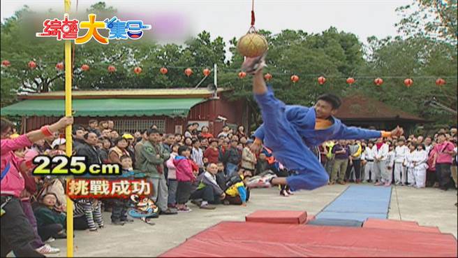 杨勇纬国中时期就身手敏捷，一跃飞踢爆发力惊人。（民视提供）