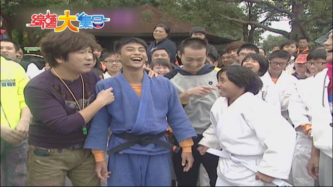 主持人胡瓜找小女孩问杨勇纬帅不帅。（民视提供）