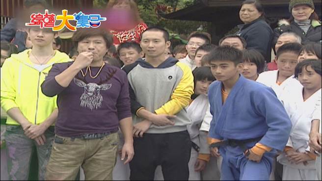 主持人胡瓜找小女孩问杨勇纬帅不帅。（民视提供）