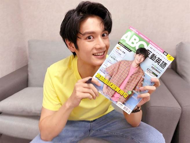 张硕航拿封面分享。（三和娱乐提供）