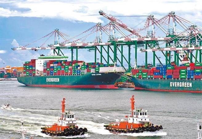 吳姓男子利用「AB櫃調包」方式企圖闖關高雄港，被簡姓冷凍技工識破還企圖以30萬元賄賂，雄檢偵結後將吳男等人依違反菸酒管理法起訴。（本報資料照／袁庭堯高雄傳真）