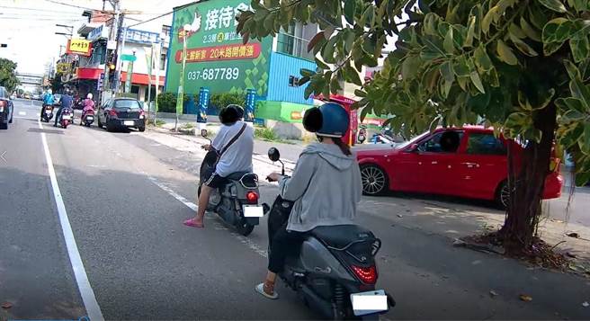 夏季炎热，不少机车族停等红单，会找阴影处躲太阳，警方提醒，勿停在违规处，以免遭检举受罚。（警方提供）