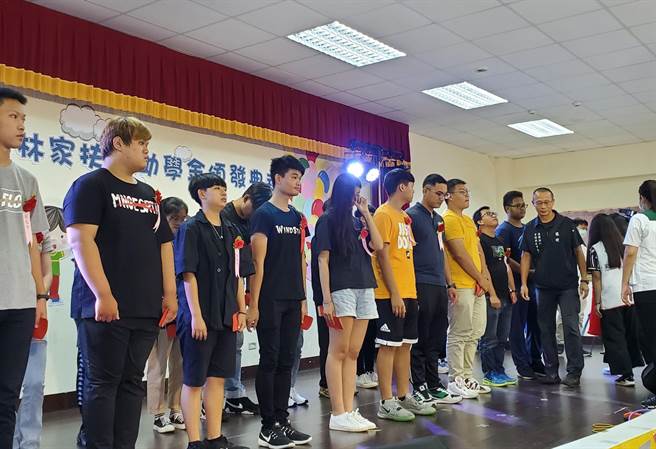 这一波疫情严重衝击民生经济，家长生计困顿，也造成许多学生无法打工，今（29日）已行文建请中央体恤，大专学生以下到幼稚园都能学杂费全免，图为云林家扶每年开学前颁发奖助学金给经济弱势的大学、大专、高中职生，让他们缴交学杂费。（周丽兰摄）