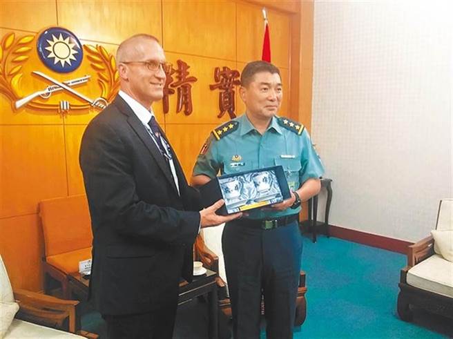 美國在台協會軍事合作辦公室主任葛沛迪上校，去年與我陸軍司令陳寶餘(現任參謀總長)在AIT內會面。（摘自美國在台協會AIT臉書粉絲專頁）