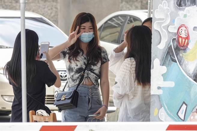 同学离校前在门口拍照留念（黄子明摄）