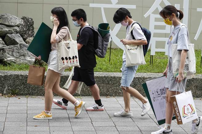 松山家商毕业生返校拿走的个人物品后离校。（黄子明摄）