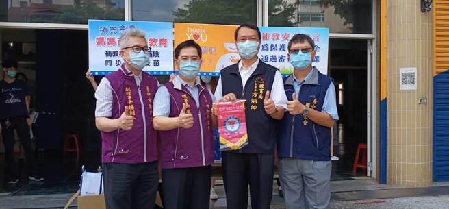 台中市教育局副局长方炳坤前往中山国中快打站，向现场医护及工作人员表达感谢之意。（台中市教育局提供／王文吉台中传真）