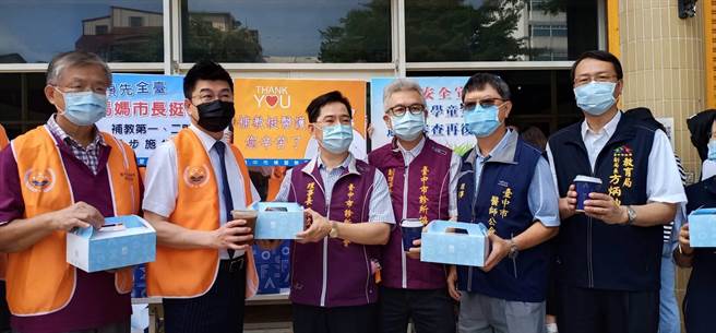 台中市补习教育暨品保协会准备西点饮料，为快打站医护人员加油打气。（台中市教育局提供／王文吉台中传真）