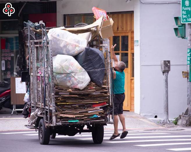 环保署目前暂停调整纸容器回收清除处理费率。（报系资料照）