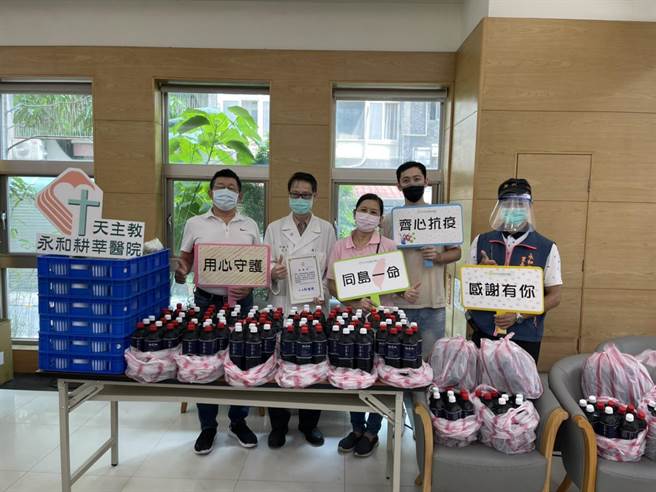 「仙草林」老闆林淼輝與妻子許秀卿、兒子今（29日）上午由副議長陳鴻源、民生里長盧燕山等陪同，帶著自製的200份仙草汁、仙草凍前往永和耕莘醫院，感謝醫護疫情間的付出。（葉書宏攝）