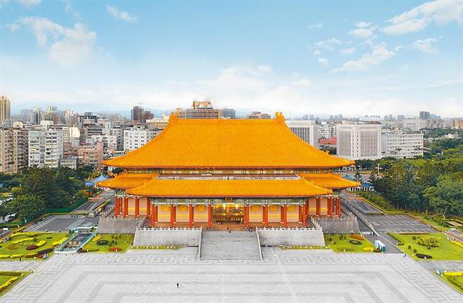 疫情年代，為表演團隊找出路，文化部和國家表演藝術中心、國家兩廳院推出「藝FUN線上舞台計畫」，未來觀眾若因安全考量，可選擇購票在線上欣賞劇院現場節目轉播。圖為國家兩廳院。（國家表演藝術中心提供）