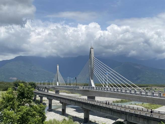 花莲县凤林镇新箭瑛大桥今通车，中间以双手合十造型，化作2名因公殉职老师的精神，将持续守护地方。（罗亦晽摄）