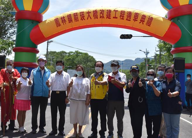 张箭遗孀蔡清妹（右3）及儿子张立何（右2）、邓玉瑛胞兄邓明光（右5），保持着满满的感谢，见证新箭瑛大桥的通车典礼。