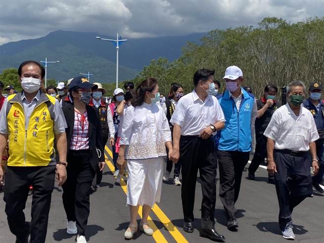 花莲县长徐榛蔚和立委傅昆萁紧牵着手走过全长960公尺的新箭瑛大桥，象徵将携手同心争取花莲建设。（罗亦晽摄）