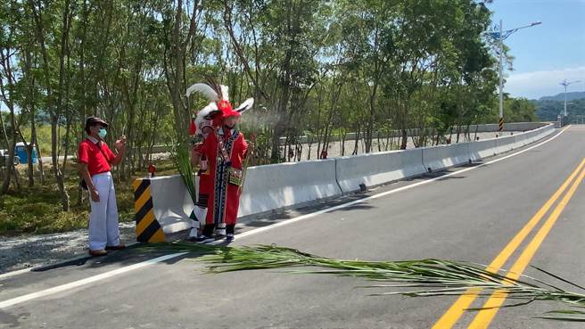 花莲县政府今举办新箭瑛大桥通车仪式，现场有头目请来祖灵为新桥祈福。（罗亦晽摄）