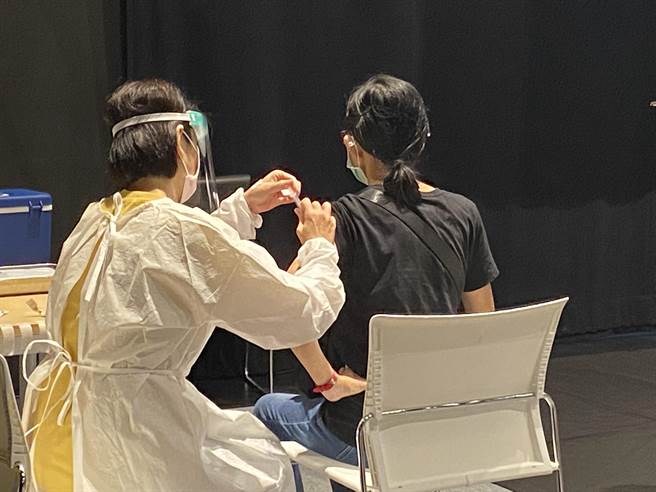 第四轮疫苗意愿登记，台南接受高端疫苗有4万9370人，约为2.7％覆盖率。(曹婷婷摄)