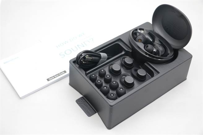 Soundcore Life Dot 2 NC内附3组耳廓耳塞，以及5组耳塞（另也包含USB-C充电线）。（黄慧雯摄）