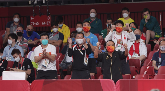大陸桌球主席劉國梁(右1)觀戰時坐立難安。(圖/騰訊)