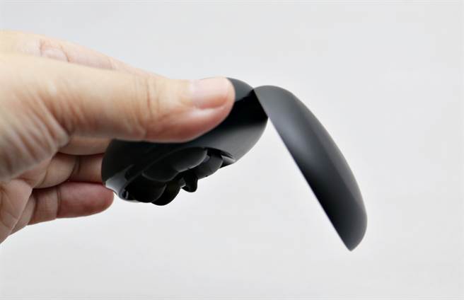 Soundcore Life Dot 2 NC充电盒有磁力，可吸附耳机不会轻易掉落。（黄慧雯摄）