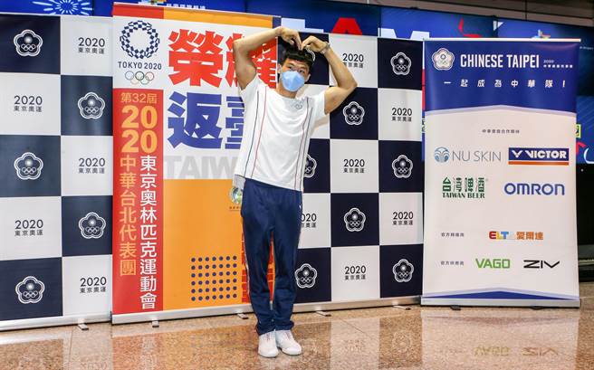 在东奥比赛等成绩的时，唐嘉鸿露出自信的灿笑，用手在头上比了一个大爱心，俏皮行为，掳获不少粉丝的心，这次返台入境时，也被採访媒体要求再次还原大爱心。（陈麒全摄）