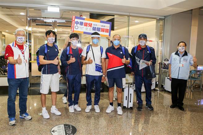东奥体操代表团29日下午搭机返国，教练郑焜杰（左二起）、选手萧佑然、唐嘉鸿、教练翁士航，以及网球教詹元良在登机门前与接机人员合影。（陈麒全摄）　