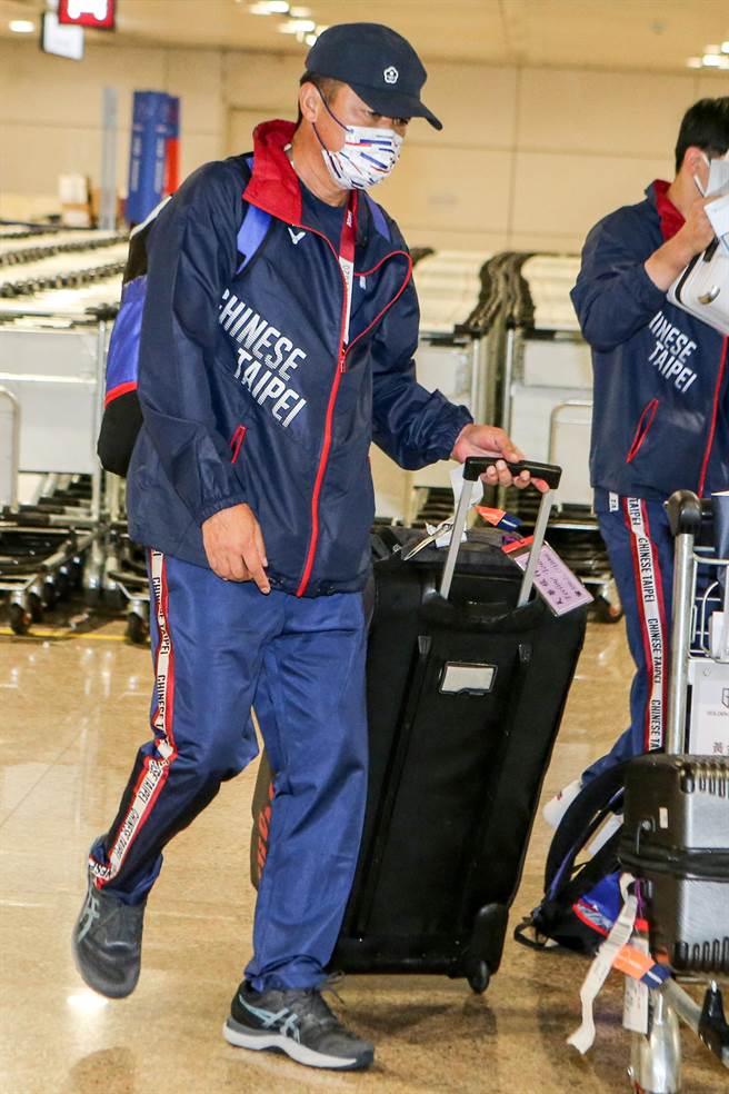 除了体操代表团外，詹咏然、詹皓晴姊妹的父亲网球教练詹元良，也搭乘同一架班机返回台湾，但一路不发一语，低调入境，连体育署发布的返台名单中，也低调的将他的资料隐藏。（陈麒全摄）　