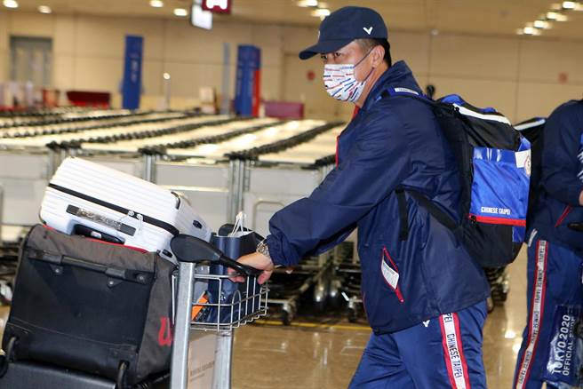 除了体操代表团外，詹咏然、詹皓晴姊妹的父亲网球教练詹元良，也搭乘同一架班机返回台湾，但一路不发一语，低调入境，连体育署发布的返台名单中，也低调的将他的资料隐藏。（陈麒全摄）　